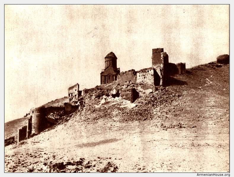 Городские стены у церкви Тиграна Оненца